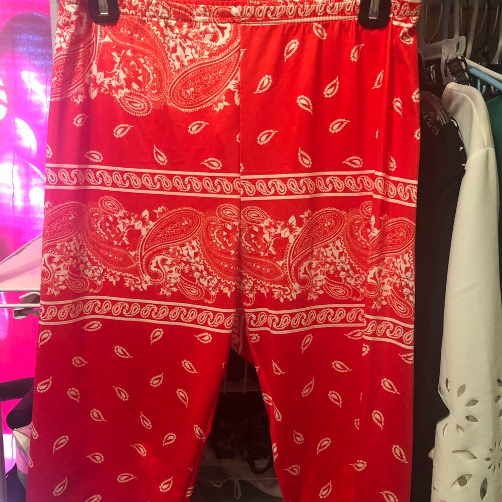 Ladies pretty orange and white stretch shorts szXL